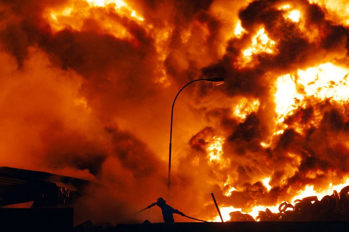 Slökkviliðsmenn unnu mikið þrekvirki þessa nótt. Þeir þurftu að grafa sig inn í miðju eldhafsins.