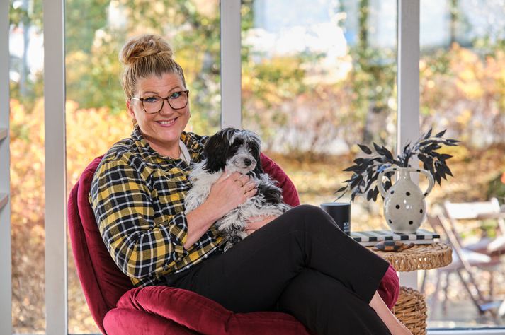 Íris Eik Ólafsdóttir, framkvæmdastjóri og eigandi fjölskyldu- og sálfræðiþjónustunnar Samskiptastöðin, segir samfélagsmiðla mikla áhrifavalda í parasambandi í dag. Það sé alls ekki aðeins bundið unga fólkinu.