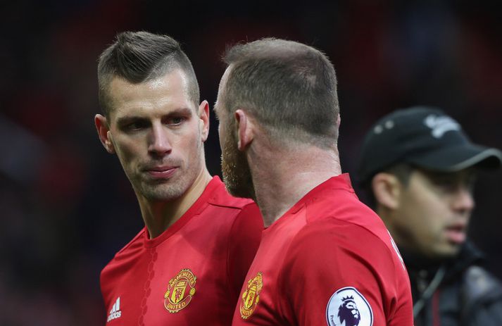 Morgan Schneiderlin ræðir við Wayne Rooney.