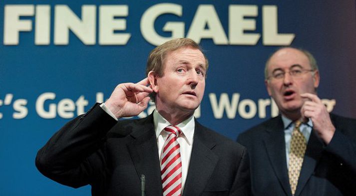 Enda Kenny, til vinstri, hlustar á kjósendur sína.