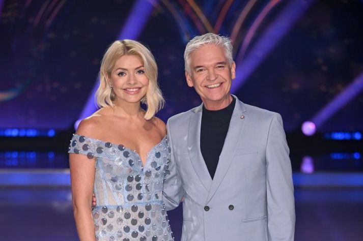 Phillip Schofield og Holly Willoughby stýrðu saman morgunþættinum This Morning á ITV. Nú virðist sem Schofield ætli að snúa aftur á skjáinn hjá keppinautunum í TalkTv.