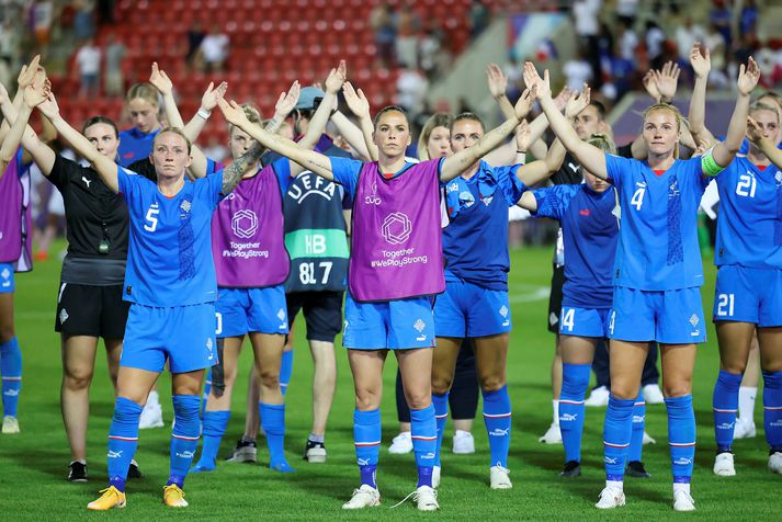 Þrátt fyrir að hafa ekki tapað leik á EM héldu stelpurnar okkar svekktar heim eftir 1-1 jafntefli við Frakkland. Eitt mark til viðbótar hefði skilað liðinu í 8-liða úrslit.