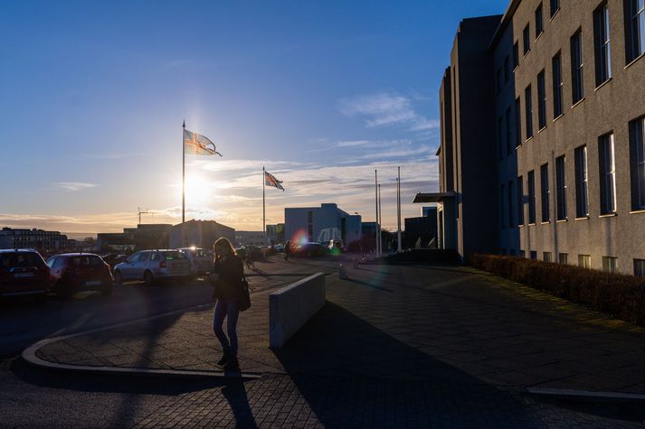 Ef fleiri sækja um en fimmtíu verða þeir sem eru með hæstu einkunn í munnlegu prófi teknir inn í íslensku sem annað mál. 