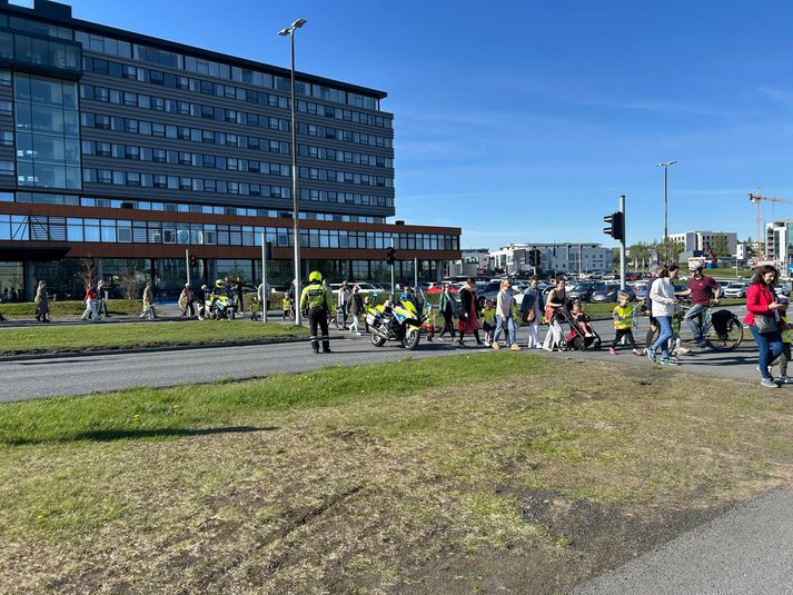 Börnin fengu aðstoð lögreglunnar við að komast yfir Suðurlandsbraut í leikskólann Laugasól sem staðsettur er að hluta í Safamýri. 