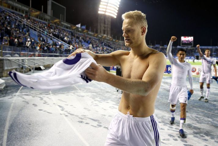 Olivier Deschacht, varnarmaður Anderlecht, var alveg til að fagna sæti í 16 liða úrslitum ber á ofan þrátt fyrir kuldann í Sánkti Pétursborg í gær.