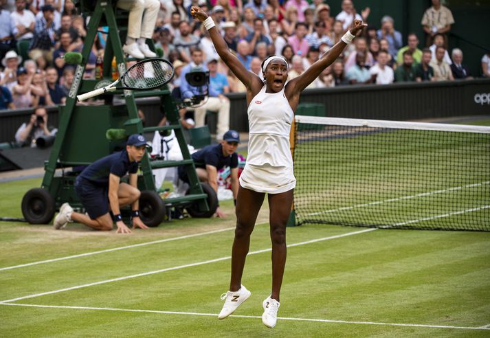 Coco Gauff fagnar sigrinum á Polonu Hercog í 3. umferð einliðaleiks kvenna á Wimbldeon.