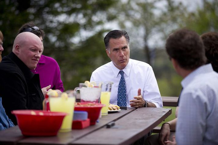 Mitt Romney veit sem er að lykillinn að sigri í forsetakosningum er að ná til fólksins. Hann settist niður með fólki í Pennsylvaníuríki fyrr í vikunni og ræddi málin. Nordicphotos/AFP