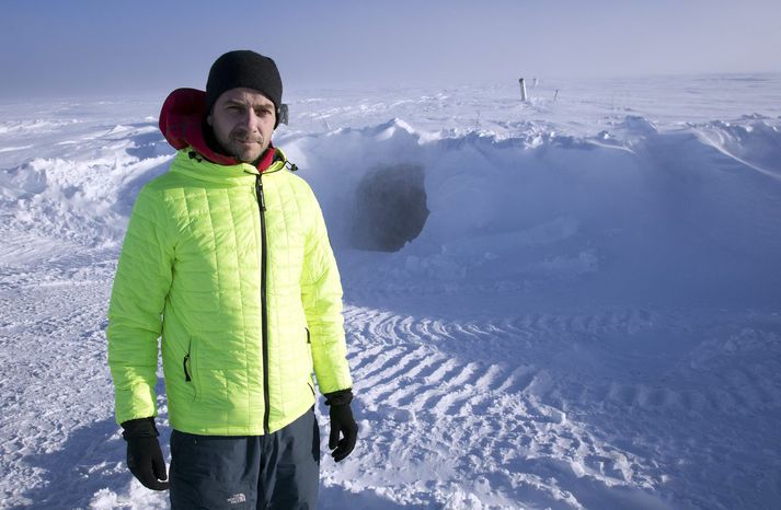 Sigurður Skarphéðinsson við munna ísganganna þegar gerð þeirra var á lokametrunum.