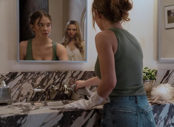 Leikkonurnar Sydney Sweeney og Amanda Seyfried fara með aðalhlutverkin í The Housemaid. Sweeney leikur húshjálpina Millie Calloway og Seyfried leikur húsfreyjuna Ninu Winchester sem ræður hana til starfa.