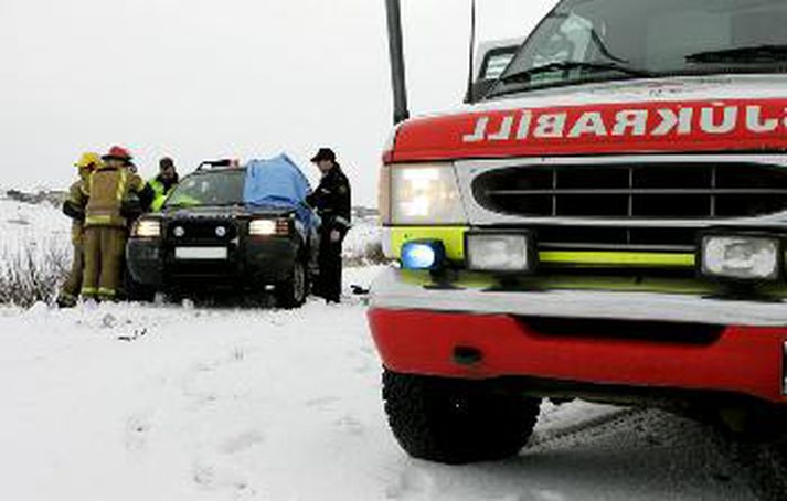 Umferðarslys varð á Álftanesvegi í dag þar sem jeppa var ekið á ljósastaur.