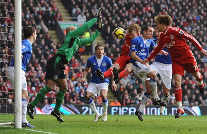 Dirk Kuyt skorar hér mark Liverpool á Anfield-leikvanginum í dag.