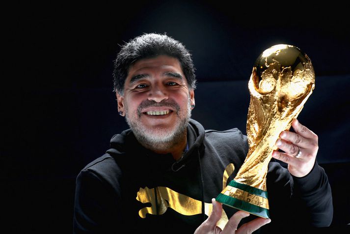 Argentínska goðsögnin Diego Maradona með bikarinn góða.