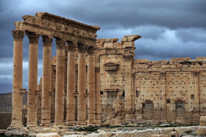 Vígamenn Íslamska ríkisins hafa sprengt tvö hof í Palmyra auk sigurbogans.