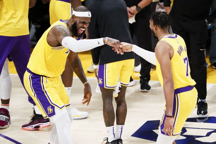 LeBron James fagnar sigri með Los Angeles Lakers en hann getur nú unnið nýjan titil á næstu leiktíð.
