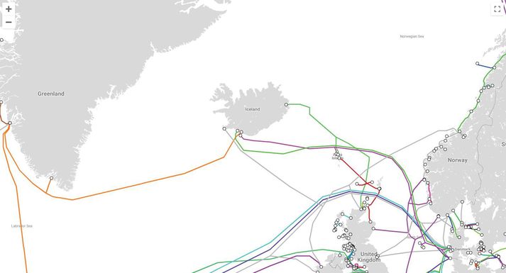 Öll fjarskipti Íslendinga fara um þrjá sæstrengi sem allir fara um danskt yfirráðasvæði. Danir hafa veitt Þjóðaröryggisstofnun Bandaríkjanna aðgang að sínum kerfum.