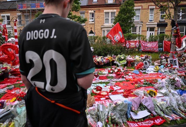 Fjöldi fólks hefur minnst bræðranna fyrir utan Anfield, heimavöll Liverpool. 