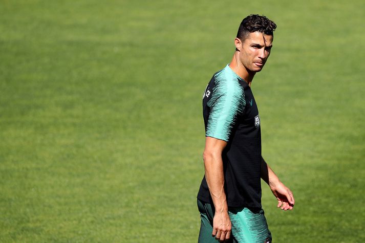 Ronaldo á æfingu fyrir leikinn mikilvæga í dag.