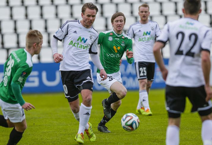 Davíð stýrir umferðinni á miðju FH-inga.
