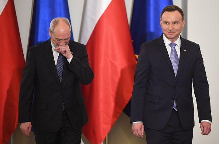 Andrzej Duda sést hér til hægri. Hann sækist nú eftir endurkjöri í Póllandi.