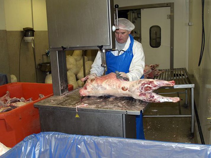 Frá SAH Afurðum Skrokkurinn yrði ódýrari ef stýrivextir væru lægri. Háir stýrivextir gera SAH afurðum erfitt fyrir eins og fleiri fyrirtækjum.