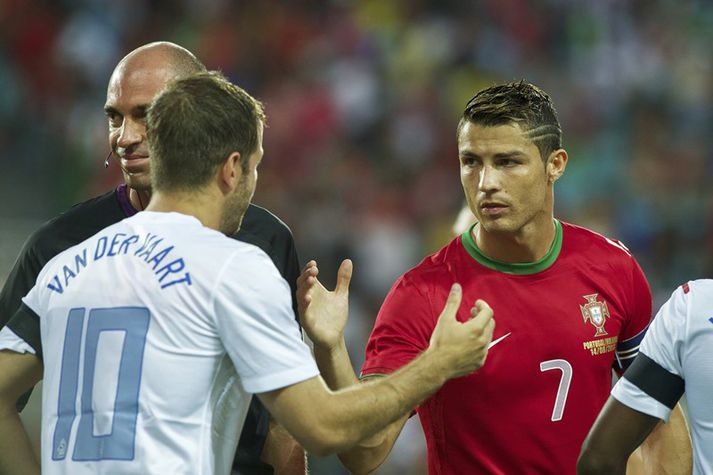 Van der Vaart heilsar Ronaldo fyrir landsleik.