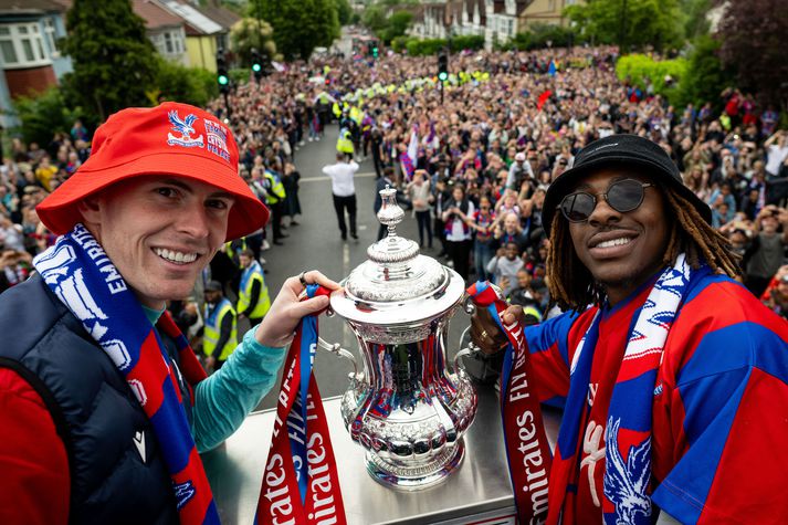 Crystal Palace leikmennirnir Dean Henderson og Ebere Eze fagna sigri Palace í enska bikarnum út á götu í suður London.