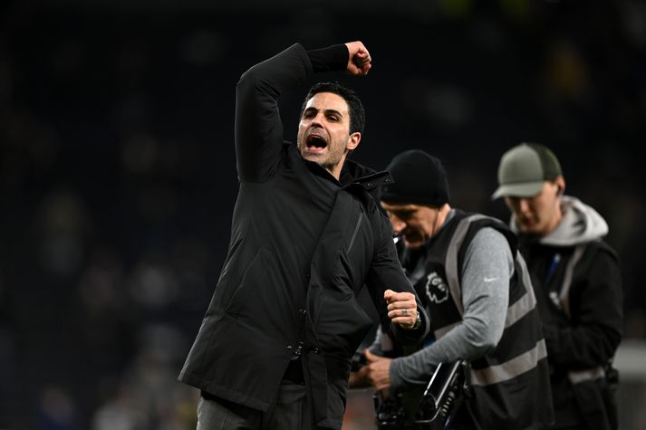 Mikel Arteta fagnar eftir leikinn á Tottenham-leikvanginum.