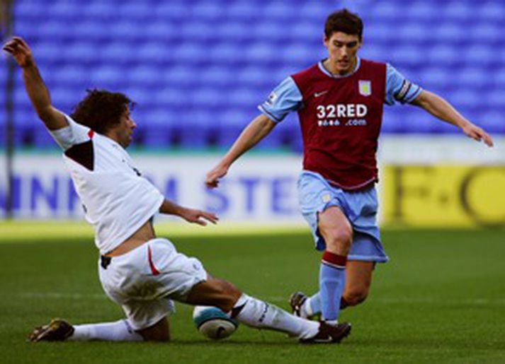 Gareth Barry hjá Villa varð í dag yngsti leikmaðurinn til að spila 300 leiki í úrvalsdeildinni, 26 ára, og sló met Frank Lampard hjá Chelsea