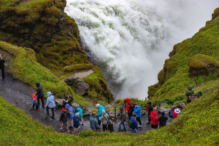 Hagfræðingur segir að of mikil einhæfni í atvinnulífinu sé á meðal helstu ástæðna þess að atvinnuleysi mælist nú í hæstu hæðum á Íslandi. Ákjósanlegra sé að hafa fleiri stoðir undir atvinnulífinu svo hægt sé að standast skakkaföll sem óhjákvæmilega verða stundum í vissum atvinnugreinum.