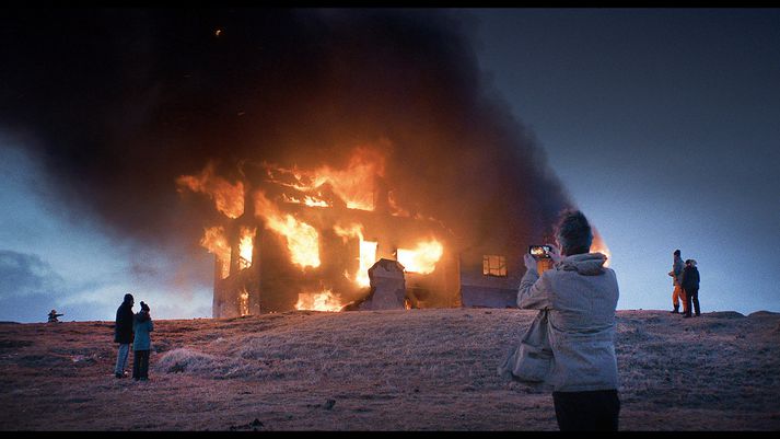 Upphaf eða endir? Húsbruni í sveitinni hefur ólíka merkingu fyrir persónum sem og áhorfendum. Eins og myndin öll.