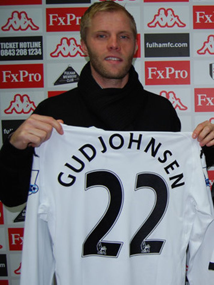 Eiður Smári með nýju Fulham-treyjuna.