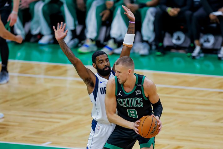 Kristaps Porziņģis lék á sínum tíma með Dallas og Kyrie Irving lék á sínum tíma með Boston.