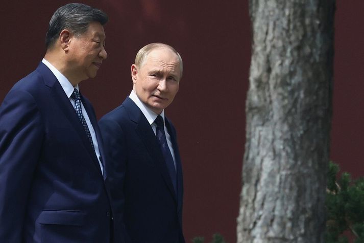 Xi Jinping og Vladimír Pútín, forsetar Kína og Rússlands, í Sjanghæ í morgun.