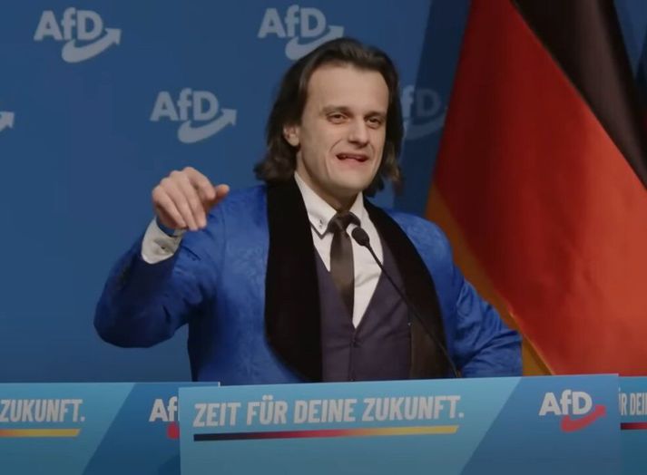 Alexander Eichwald í pontu á stofnfundi ungliðahreyfingar AfD í Giessen um helgina. Óljóst er hvort hann hafi verið alvara með Hitler-tilburðum sínum eða hvort ræðan hafi verið háðsádeila.