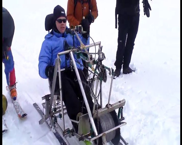 Leifur situr hinn sérhannaða sleða.