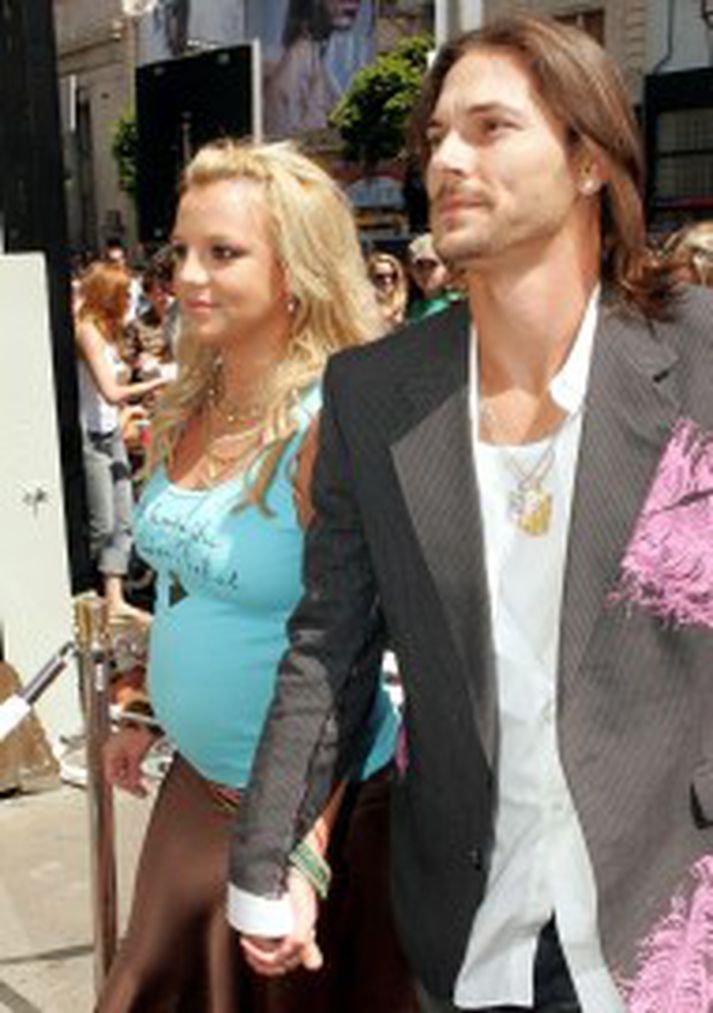 Kevin Federline og Britney Spears á frumsýningu Charlie and the Chocolate Factory í júlí 2005. Britney var þá ólétt af fyrsta syni þeirra, Sean Preston.