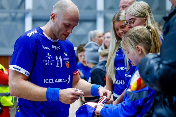 Arnar Freyr Arnarsson veitir stuðningsmanni eiginhandaráritun eftir sigur gegn Færeyjum í nóvember, íklæddur búningnum eftirsótta.