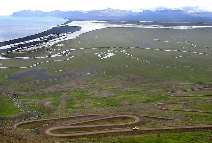 Frá því myndin var tekin 2004 hefur ós Lagarfljóts og Jöklu færst hratt í átt að Fögruhlíðará næst okkur á myndinni.