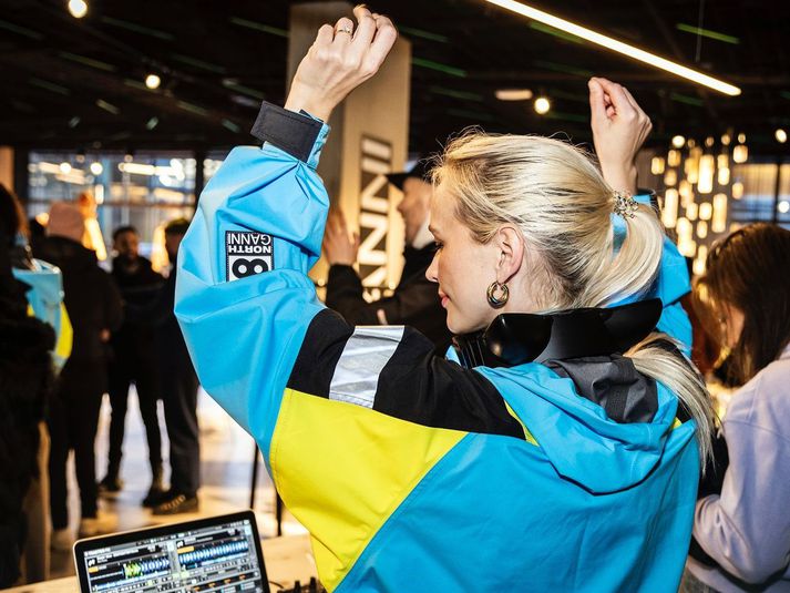 DJ Dóra Júlía þeytti skífum á meðan línan var kynnt. 