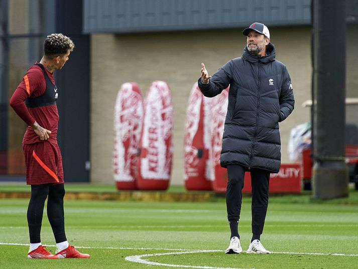 Jürgen Klopp segir Roberto Firmino til á æfingu Liverpool.