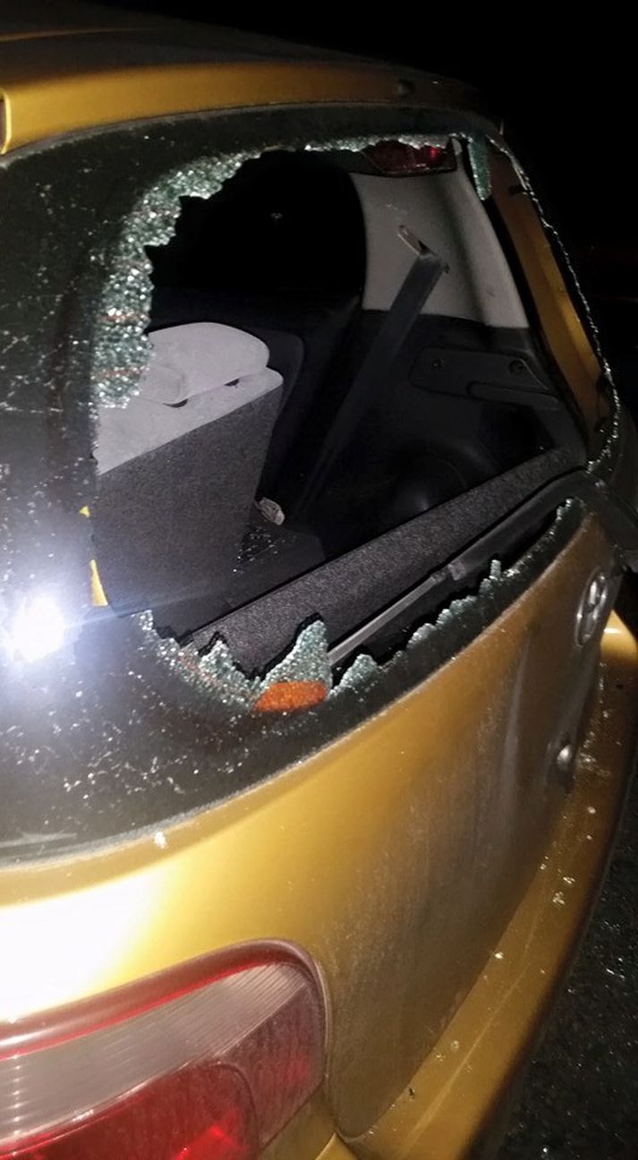 Einn af bílunum sem mennirnir skemmdu.