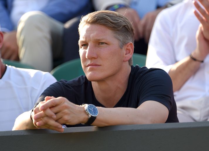 Schweinsteiger fylgist hér með kærustu sinni, Ana Ivanovic, spila á Wimbledon mótinu í tennis fyrr í vikunni.