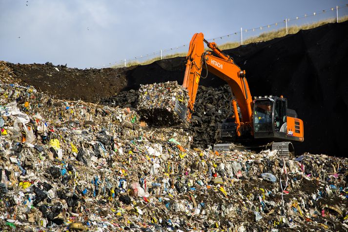 Óflokkað plast frá heimilum og fyrirtækjum er urðað.