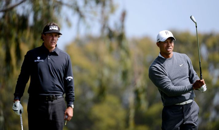 Mickelson horfir hér á Tiger í dag. Tiger lék mun betur en sá örvhenti.