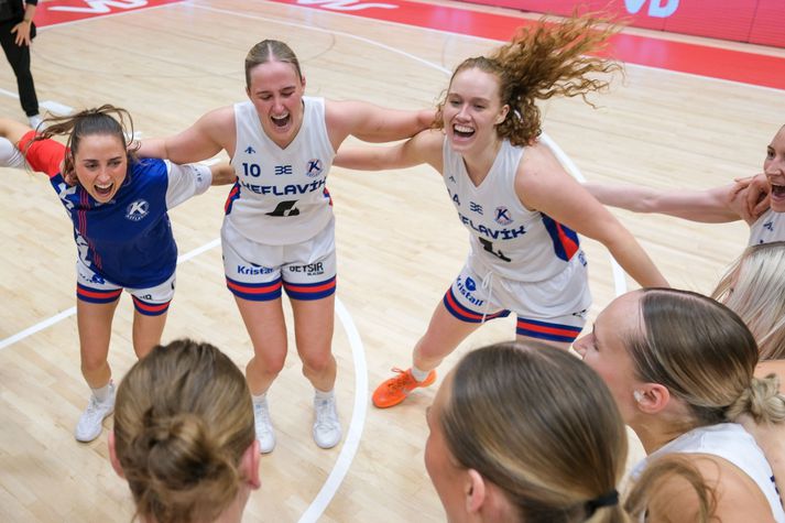 Sara Rún Hinriksdóttir og félagar í Keflavík unnu flottan sigur í kvöld en hér fagna þær sigri í bikarúrslitaleiknum á dögunum.