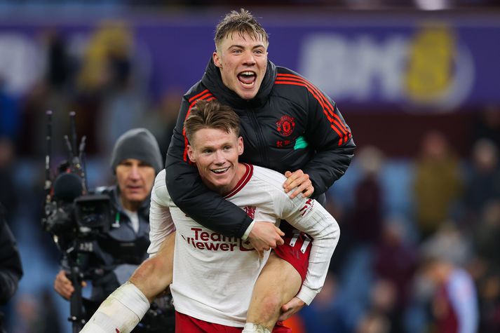 Rasmus Hojlund stekkur á bakið á Scott McTominay eftir sigur Manchester United á Aston Villa á Villa Park.