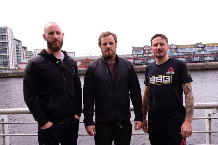 Gunnar Nelson er hér í miðjunni ásamt þjálfurum sínum, John Kavanagh og Jóni Viðari Arnþórssyni, úti í Glasgow.