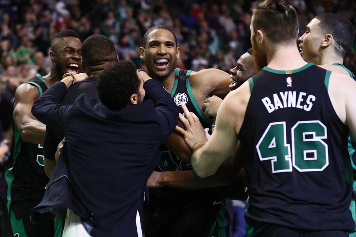 Al Horford fagnar sigurkörfunni með félögum sínum í Boston Celtics.