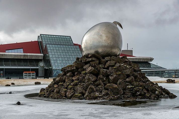 Konan starfaði í verslun á Keflavíkurflugvelli í um einn og hálfan mánuð áður en henni var sagt upp störfum.