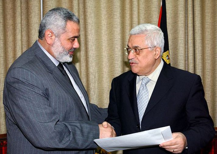 Ismail Haniyeh og Mahmoud Abbas skýrðu frá nýju stjórninni á fimmtudaginn.